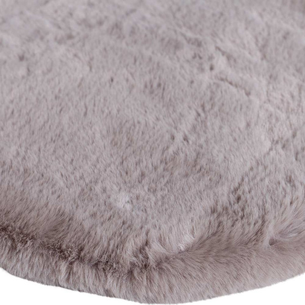 Taupefarbener Teppich im Fell-Design mit geschwungener Form und weichem Material. Der Teppich hat eine Länge von ca. 160 cm und wird für 49,99 € angeboten.