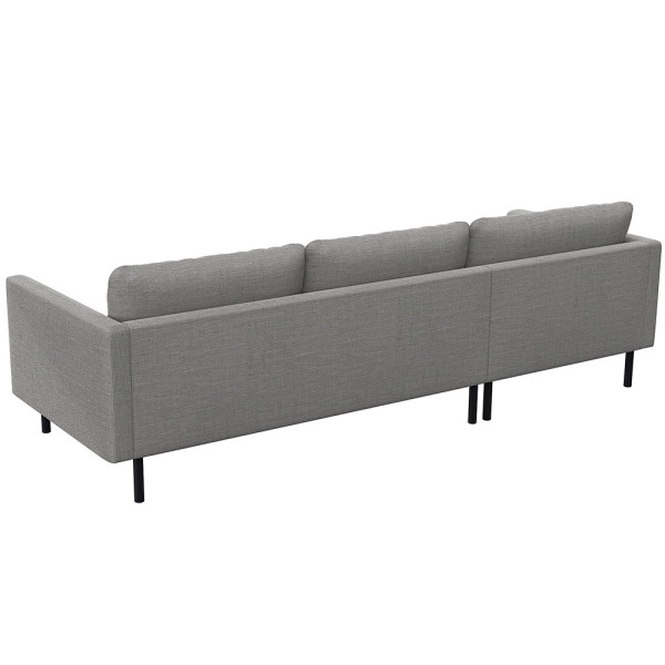 Beige Chaiselongue-Sofa BOLZANO mit drei Rückenkissen und einem seitlichen Liegelement steht auf dünnen schwarzen Füßen. Das Sofa hat eine moderne, schlichte Form und edle Textur.