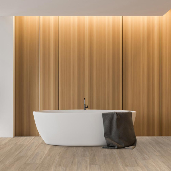 Hellbrauner Designboden mit Holzoptik, der eine natürliche und moderne Ästhetik bietet. Der Bodenbelag wird als Landhausdiele bezeichnet und ist ideal für verschiedene Raumgestaltungen.