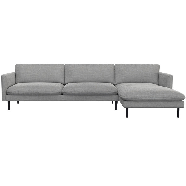 Beige Chaiselongue-Sofa BOLZANO mit drei Rückenkissen und einem seitlichen Liegelement steht auf dünnen schwarzen Füßen. Das Sofa hat eine moderne, schlichte Form und edle Textur.