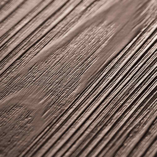 Holzboden in verschiedenen Braun- und Grautönen mit Holzmaserung. Der Bodenbelag ist in langen Dielenformaten verlegt und vermittelt ein natürliches Ambiente.