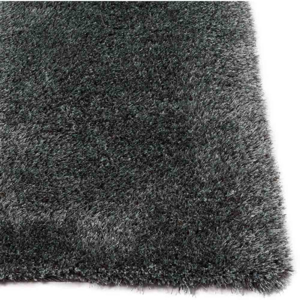 Dunkelgrauer Hochflor-Teppich Lago Mix liegt auf einem Untergrund. Der Teppich wirkt flauschig und weich, ideal für Wohnräume und bietet eine angenehme Fußwärme.