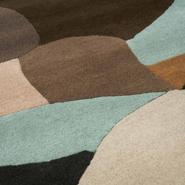 Geometrischer Designer-Teppich in multicolor mit verschiedenen abstrakten Formen. Die Farben umfassen Blau, Braun und Beige. Der Teppich misst 160 x 230 cm und kostet 499,00 €.