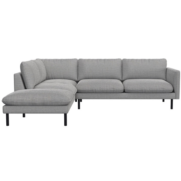 Grau, modernes Ecksofa BOLZANO mit offenem Ende steht auf schwarzen Metallbeinen. Es besitzt große, weiche Kissen und bietet Platz für mehrere Personen. Ideal für ein gemütliches Wohnzimmer.