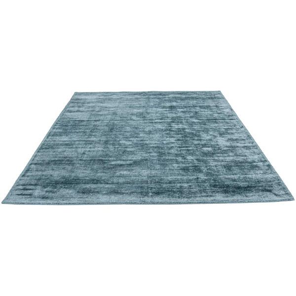Hellblauer, seidenglänzender Webteppich mit einer strukturierten Oberfläche. Der Teppich wird in verschiedenen Größen angeboten und hat einen Preis von 199,00 € pro Stück.