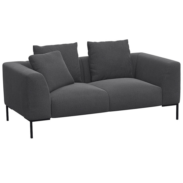 Helles, modernes Sofa in hellbeiger Farbe mit zwei Kissen. Es hat eine schlichte, rechteckige Form und steht auf schwarzen Beinen. Die Oberfläche wirkt einladend und bequem.
