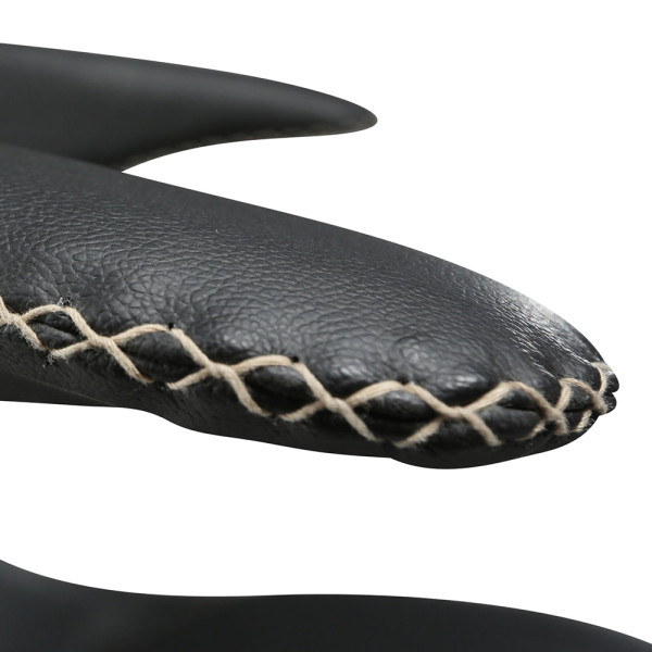 Schwarzer Stuhl mit einem einzigartigen Design aus Kunstleder und Holzbeinen. Der Stuhl Flair hat eine markante Rückenlehne und eignet sich für moderne Inneneinrichtungen.