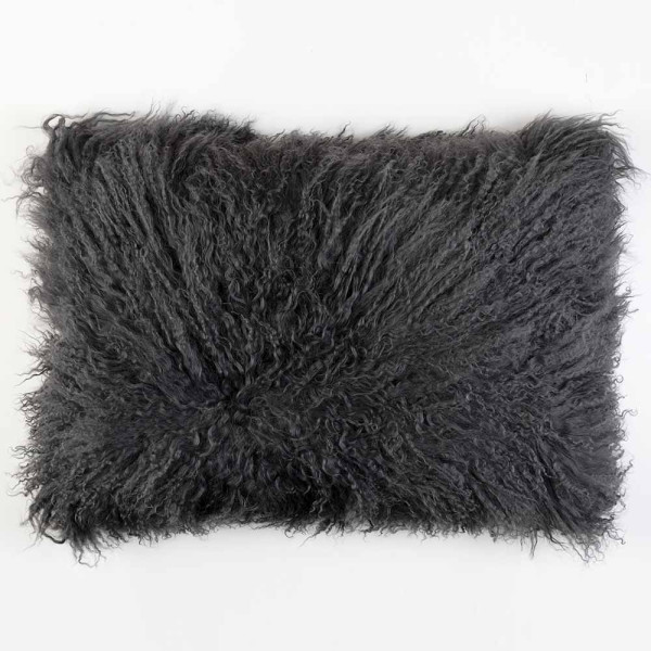 Dunkelgraue Lammfell-Kissenhülle mit lockiger Oberfläche liegt flach auf einem weißen Hintergrund. Die Kissenhülle bietet gemütlichen Komfort und ist Teil einer Produktlinie.