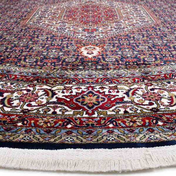 Klassischer Bidjar Teppich in rot mit kunstvollen floralen Mustern. Der Teppich zeigt eine zentrale Medaille und verleiht jedem Raum Eleganz. Durchmesser: 160 cm.