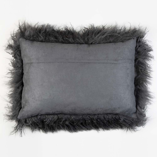 Dunkelgraue Lammfell-Kissenhülle mit lockiger Oberfläche liegt flach auf einem weißen Hintergrund. Die Kissenhülle bietet gemütlichen Komfort und ist Teil einer Produktlinie.