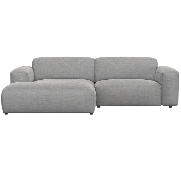 Graues Sofa LUCERA mit Chaiselongue. Es besteht aus hochwertigen Materialien und bietet eine moderne, komfortable Sitzgelegenheit für Wohnzimmer. Das Design ist geradlinig und ansprechend.