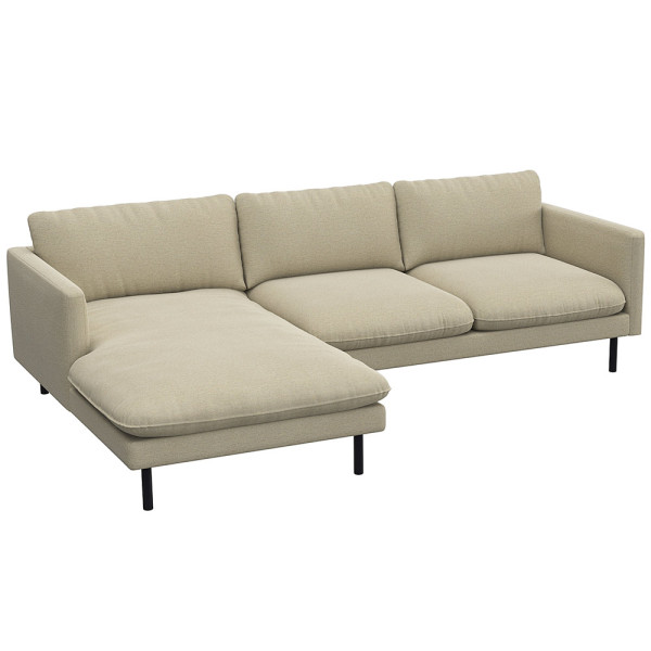 Beige Chaiselongue-Sofa BOLZANO mit drei Rückenkissen und einem seitlichen Liegelement steht auf dünnen schwarzen Füßen. Das Sofa hat eine moderne, schlichte Form und edle Textur.