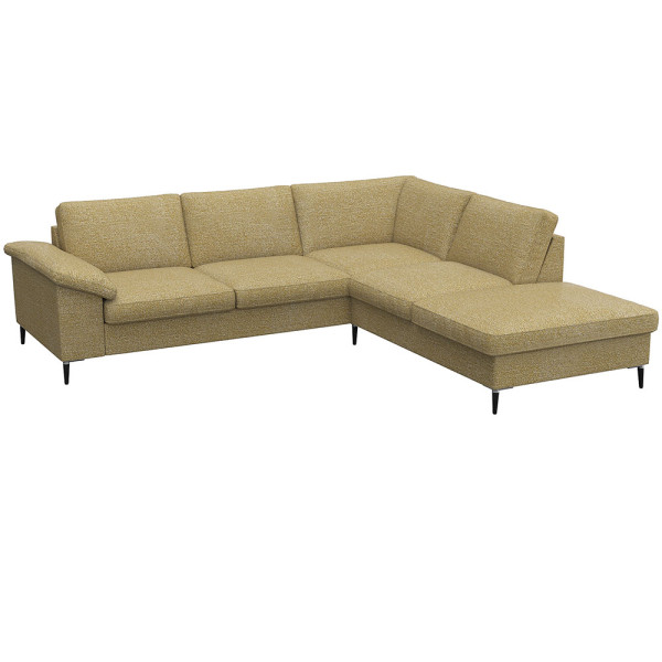 Braunes Ecksofa FIORE mit offenen Enden steht in einem modernen Raum. Es hat eine stilvolle, gepolsterte Oberfläche und schlanke Beine, geeignet für komfortable Sitzgelegenheiten.