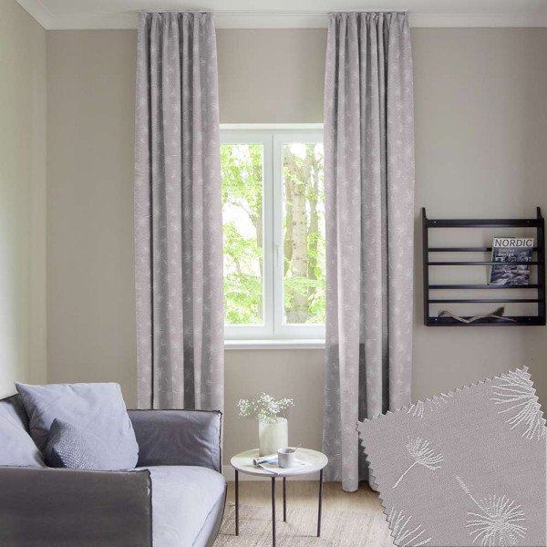 Heller Vorhangstoff in Taupe mit floralem Muster, das aus weißen Pusteblumen besteht. Der Stoff ist blickdicht und kann individuell konfektioniert werden.