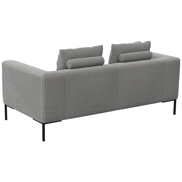 Helles, modernes Sofa in hellbeiger Farbe mit zwei Kissen. Es hat eine schlichte, rechteckige Form und steht auf schwarzen Beinen. Die Oberfläche wirkt einladend und bequem.