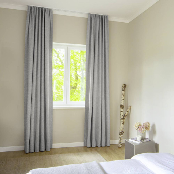 Stonefarbener Vorhangstoff mit feiner Struktur. Der Stoff liegt leicht gefaltet und zeigt seine textile Beschaffenheit in einer eleganten, neutralen Farbgebung. Ideal für Dekorationen.