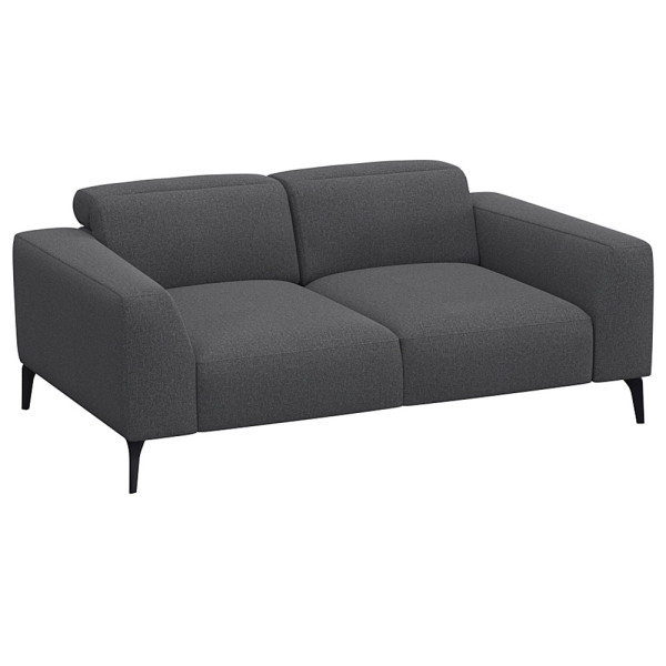 Schwarzes Sofa VOLUZZI mit modernen Designs, zwei Sitzflächen und geraden Armlehnen steht auf schmalen Füßen. Es ist für individuelle Gestaltung und hochwertige Materialien konzipiert.