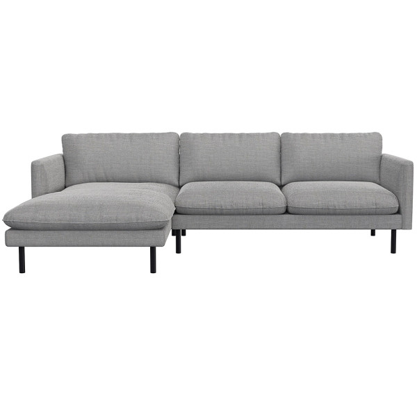 Beige Chaiselongue-Sofa BOLZANO mit drei Rückenkissen und einem seitlichen Liegelement steht auf dünnen schwarzen Füßen. Das Sofa hat eine moderne, schlichte Form und edle Textur.