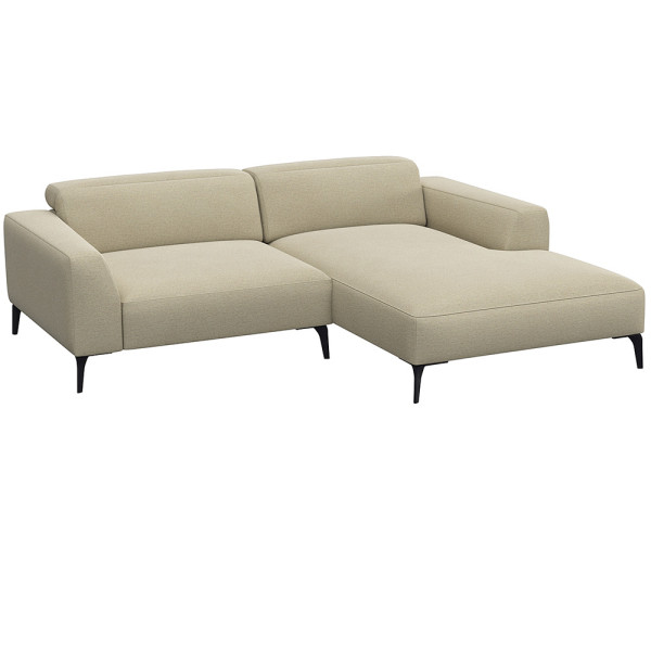 Beige Chaiselongue-Sofa mit klaren Linien und niedrigem Rücken, bestehend aus strapazierfähigem Material. Es bietet eine geräumige Liegefläche und elegante, schwarze Beine.