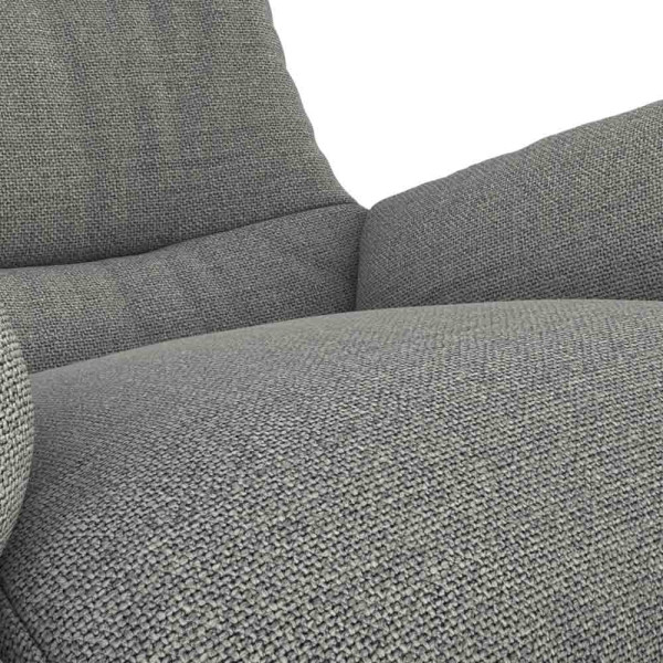 Skandinavischer Sessel Moro in melina grey breeze mit Holzbeinen steht auf einem weißen Hintergrund. Der Sessel hat eine bequeme, gepolsterte Sitzecke und eine hohe Rückenlehne.