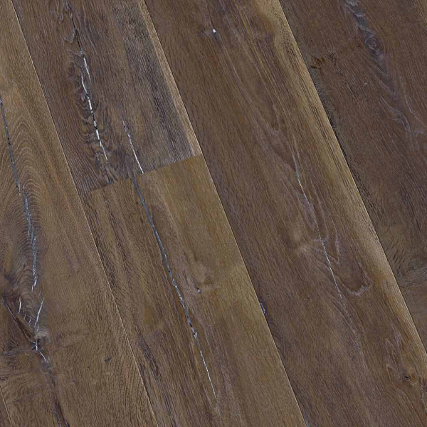 Dunkles Parkett aus Eiche, mit einer strukturierten Oberfläche, liegt verlegt auf dem Boden. Es zeigt verschiedene Farbtöne und Maserungen, die dem Holz einen rustikalen Charakter verleihen.