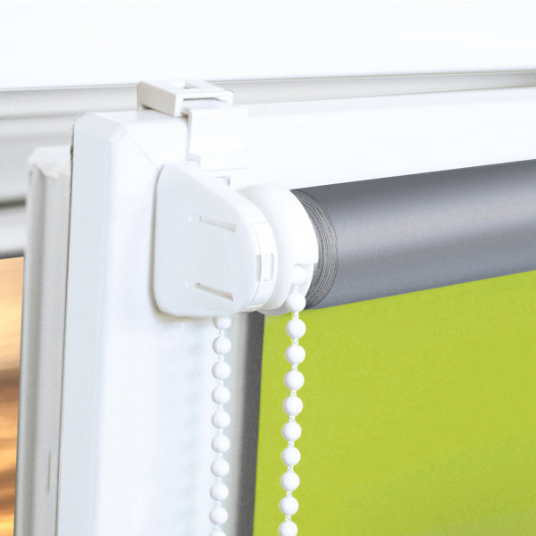 Hellgrünes EasyFix Seitenzugrollo ALICIA ist am Fenster angebracht. Das Rollo bietet Verdunkelung und ist mit einer Zugkette ausgestattet. Die Fensterbank ist dekoriert mit einem Pflanzenarrangement.