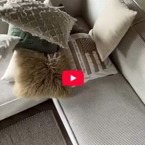 Ecksofa in Weiß aus Cord, bestehend aus zwei Teilen. Es besitzt eine moderne Form und einen weichen, gepolsterten Sitzbereich für komfortables Entspannen.