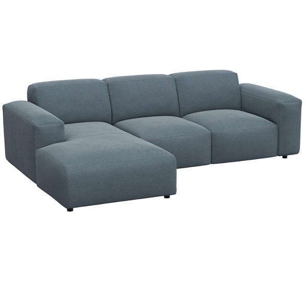 Graues Sofa LUCERA mit Chaiselongue. Es besteht aus hochwertigen Materialien und bietet eine moderne, komfortable Sitzgelegenheit für Wohnzimmer. Das Design ist geradlinig und ansprechend.