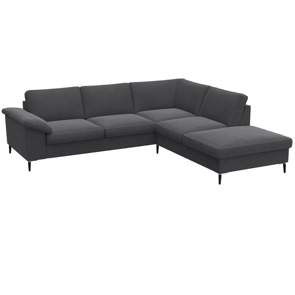 Braunes Ecksofa FIORE mit offenen Enden steht in einem modernen Raum. Es hat eine stilvolle, gepolsterte Oberfläche und schlanke Beine, geeignet für komfortable Sitzgelegenheiten.