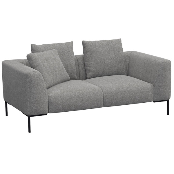 Helles, modernes Sofa in hellbeiger Farbe mit zwei Kissen. Es hat eine schlichte, rechteckige Form und steht auf schwarzen Beinen. Die Oberfläche wirkt einladend und bequem.