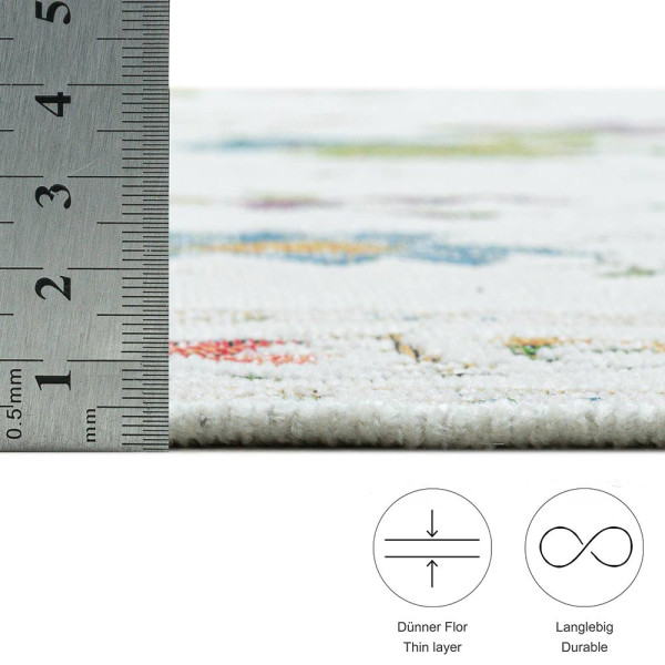 Drei Teppiche mit floralen Mustern in hellen Farbtönen liegen nebeneinander. Der rechte Teppich ist lang und schmal, während die anderen beiden rechteckig sind.