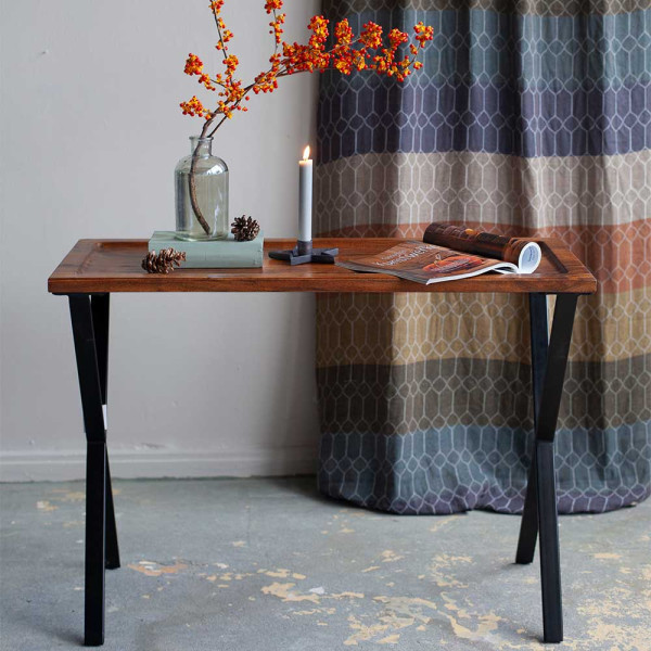 Moderner Konsolentisch mit einer massiven Holzplatte in Nougatfarbe und schwarzen Metallbeinen. Er steht stabil und eignet sich als Beistelltisch. Der Preis beträgt 249,00 €.