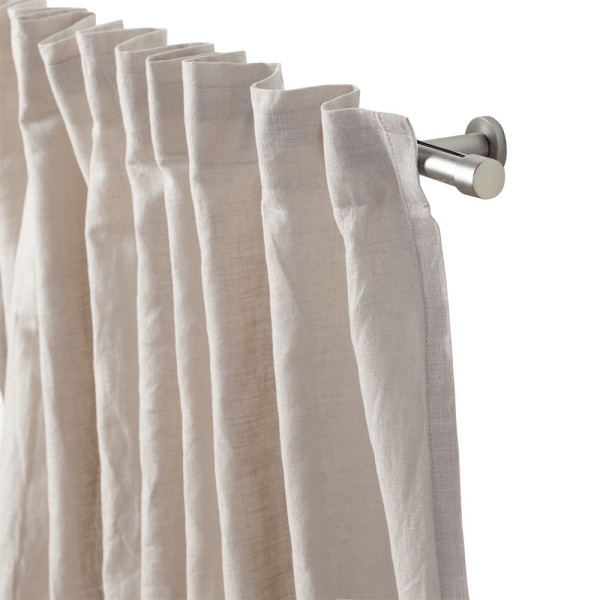 Beige Vorhang aus Baumwolle und Leinen hängt elegant an einer silbernen Stange. Der Stoff ist halbtransparent und leicht gerafft. Der Preis beträgt 59,99 €.