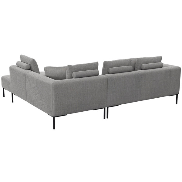 Helles, modernes Ecksofa SAVA mit offenem Ende. Das Sofa besitzt mehrere bequeme Kissen und steht auf schwarzen Metallbeinen. Es eignet sich ideal für stilvolle Wohnräume.