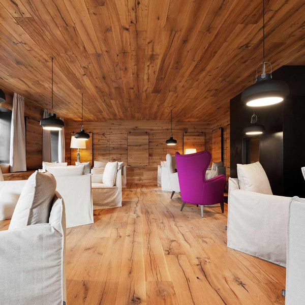 Dunkle und helle Holzstufen sind in verschiedenen Schattierungen angeordnet. Das Parkett zeigt natürliche Maserungen und Strukturen, die das altholzähnliche Design betonen.