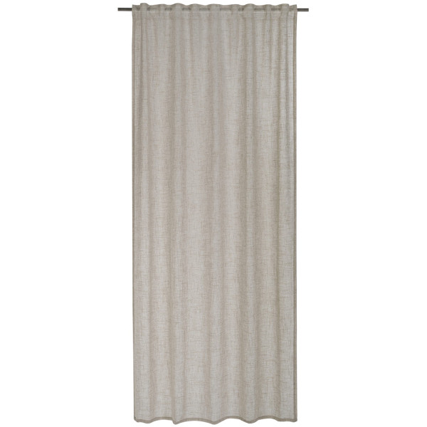 Helle, halbtransparente Vorhänge in Taupe auf einer silbernen Stange. Die Faltenstruktur sorgt für eine elegante Optik und lässt Licht sanft durch den Stoff scheinen.