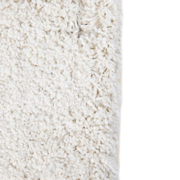 Weißer, hochfloriger Teppich mit samtiger Oberfläche liegt flach auf dem Boden. Die Struktur zeigt weiche, dichte Fasern. Der Teppich eignet sich für individuelle Maßanfertigung und ist in verschiedenen Farben erhältlich.