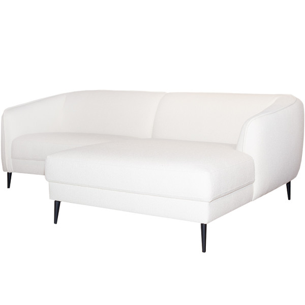 Modernes, weißes Polstersofa mit geschwungenen Armlehnen und einer Chaiselongue. Es steht auf schmalen, schwarzen Beinen und bietet Platz zum Entspannen.
