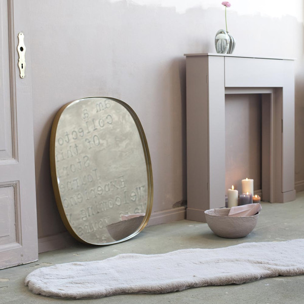 Taupefarbener Teppich im Fell-Design mit geschwungener Form und weichem Material. Der Teppich hat eine Länge von ca. 160 cm und wird für 49,99 € angeboten.