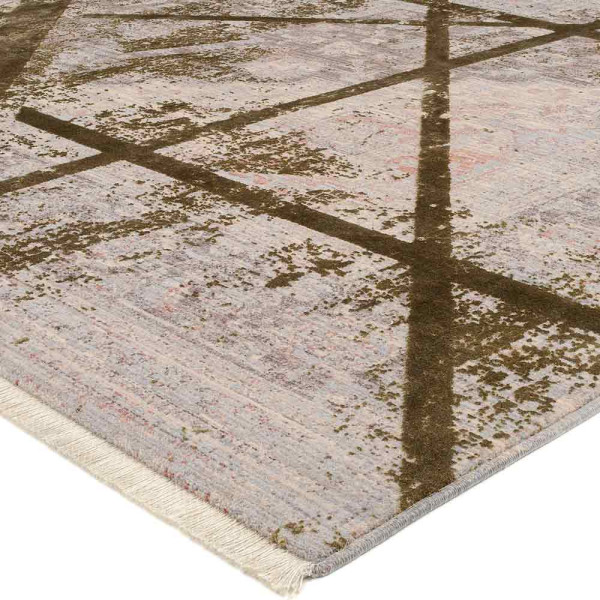 Moderner Kurzflor-Teppich Arizona liegt flach ausgebreitet, mit einem designbetonten Muster aus Linien in Brauntönen. Die Farben schaffen eine stilvolle 3D-Optik auf einem hellen Hintergrund.