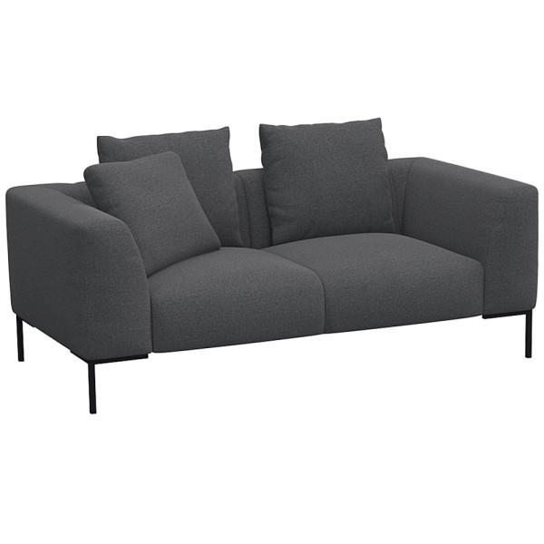 Helles, modernes Sofa in hellbeiger Farbe mit zwei Kissen. Es hat eine schlichte, rechteckige Form und steht auf schwarzen Beinen. Die Oberfläche wirkt einladend und bequem.