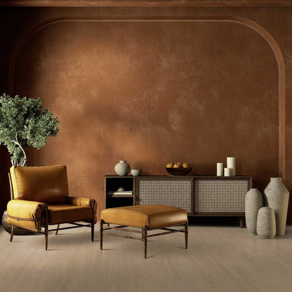 Hellbrauner Vinylboden mit Holzstruktur. Die Oberfläche zeigt natürliche Maserungen und Farbvariationen. Der Bodenbelag eignet sich für verschiedene Innenräume. Er hat eine Klebe-Verlegung und ist pflegeleicht.