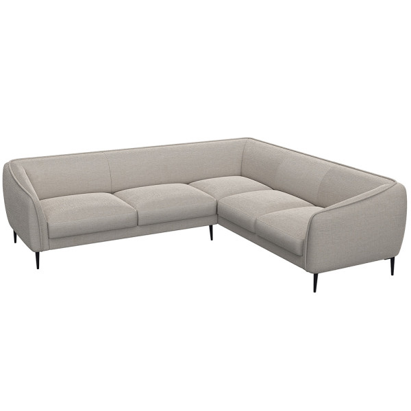 Ecksofa BELLE in hellem Stoff mit gepolsterten Sitzflächen und schmalen schwarzen Beinen. Das Sofa bietet modernen Komfort und lädt zum Entspannen ein.