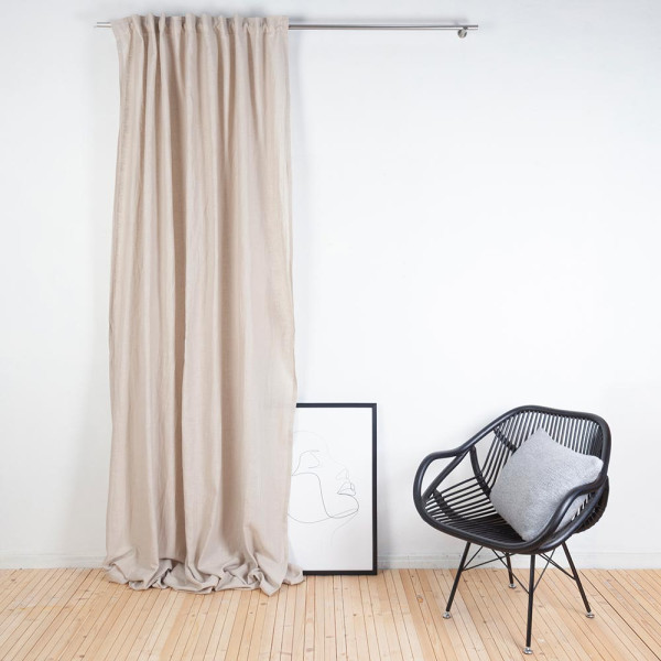 Beige Vorhang aus Baumwolle und Leinen hängt elegant an einer silbernen Stange. Der Stoff ist halbtransparent und leicht gerafft. Der Preis beträgt 59,99 €.