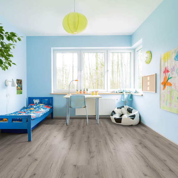 Heller Vinylboden im Dekor Eiche Pistasia mit natürlicher Holzoptik. Der Bodenbelag zeigt verschiedene Holzmaserungen und ist für Klebeanwendungen vorgesehen.