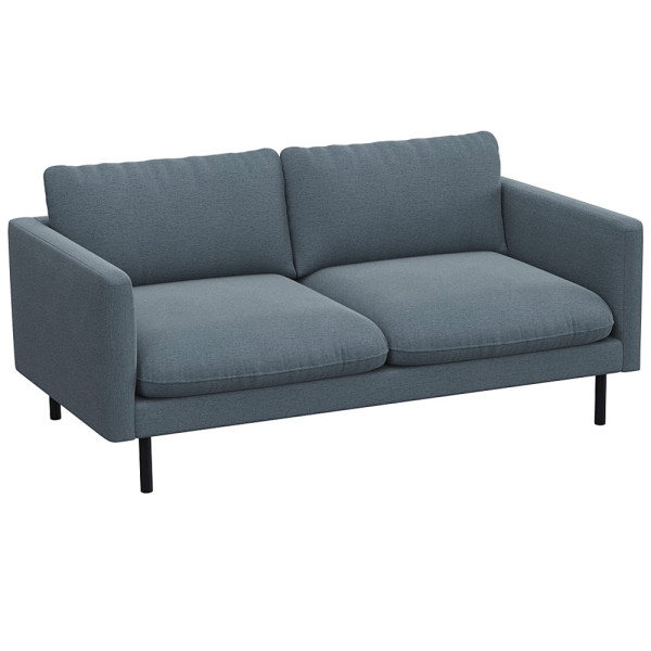 Graues Sofa mit zwei breiten Kissen und schmalen Armlehnen steht auf schlanken, schwarzen Beinen. Das Design ist modern und schlicht, geeignet für verschiedene Wohnstile.