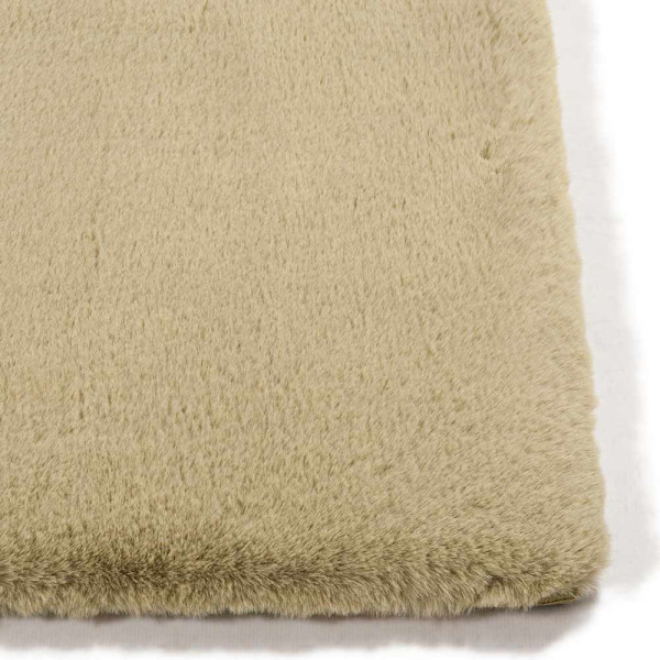 Beiger Hochflorteppich mit weichem Flor liegt auf einer hellen Unterlage. Der Teppich ist speziell für individuelle Maße gefertigt und bietet einen gemütlichen, luxuriösen Look.