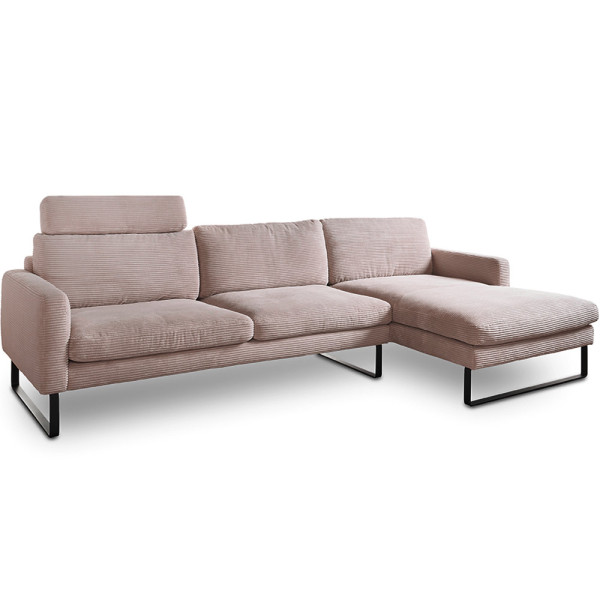 Cordsofa Ricadi mit modernem Design und einem Hellrosa Bezug steht auf einem schwarzen Metallgestell. Die großzügigen Polster laden zum Entspannen ein und bieten Komfort.