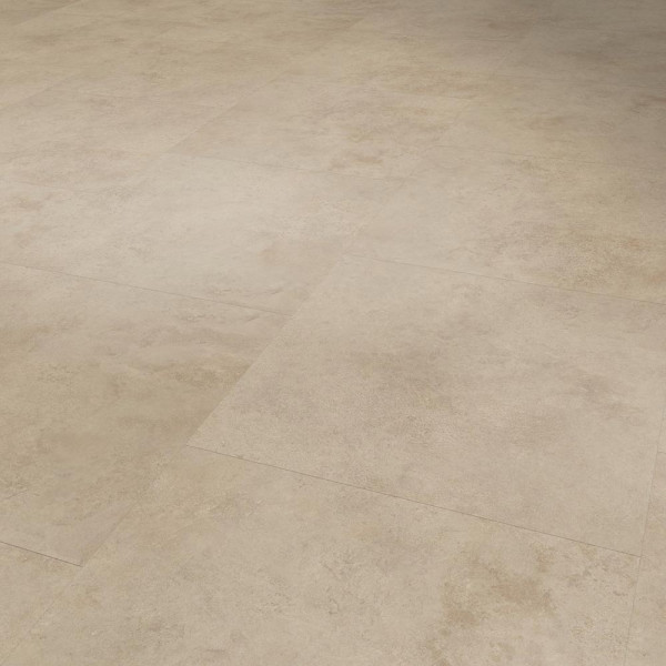Beige Bodenfliesen im Steindekor sind gleichmäßig angeordnet. Die Oberflächenstruktur wirkt natürlich und bietet eine moderne, elegante Optik für Wohnräume.