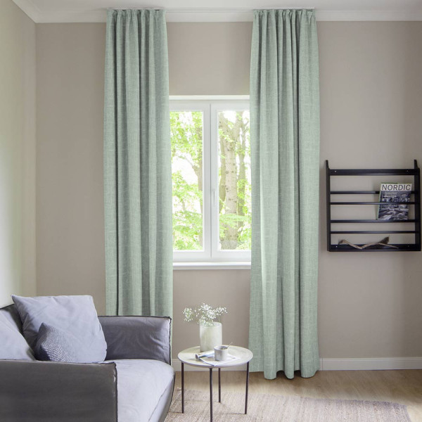 Mintfarbener, strukturierter Gardinenstoff des Typs Tingley liegt schräg gefaltet. Die Oberfläche erscheint glatt und leicht glänzend. Der Stoff eignet sich für individuelle Maßanfertigungen.